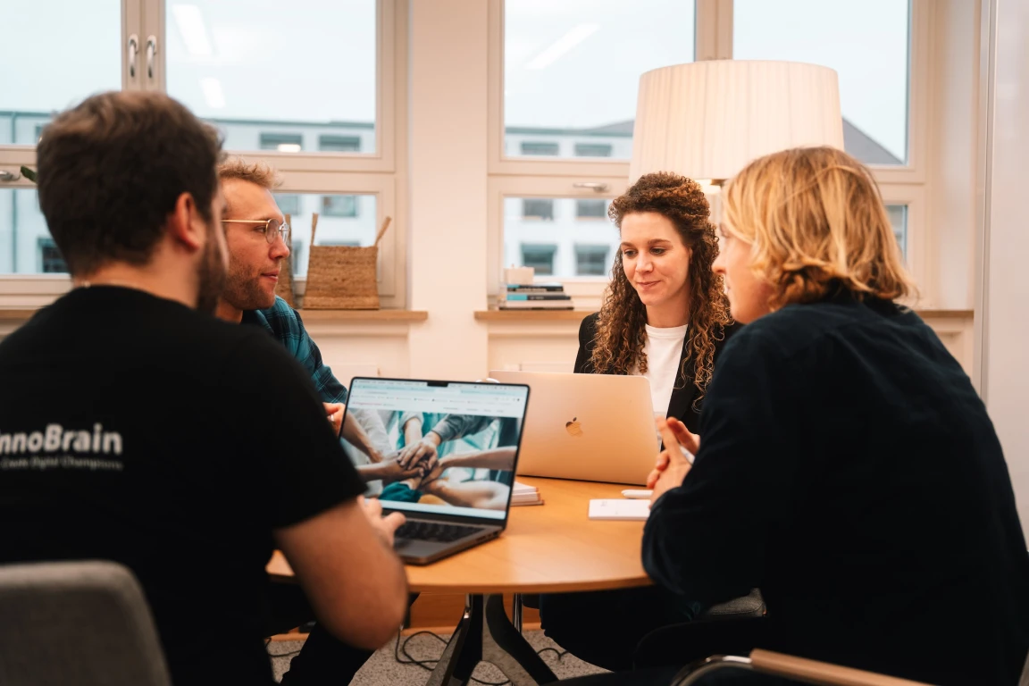 InnoBrain bei der Besprechung eines Website-Konzepts