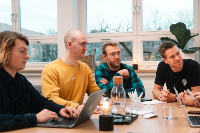 Das Team der InnoBrain bei der Besprechung Ihres nächsten Coups