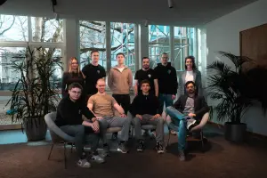 Das Team von InnoBrain. 4 Leute sitzen im Halbkreis und 6 Leute stehen hinter diesen.
