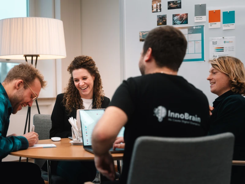 Das Team bei der Besprechung