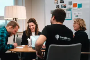 Das Team bei der Besprechung