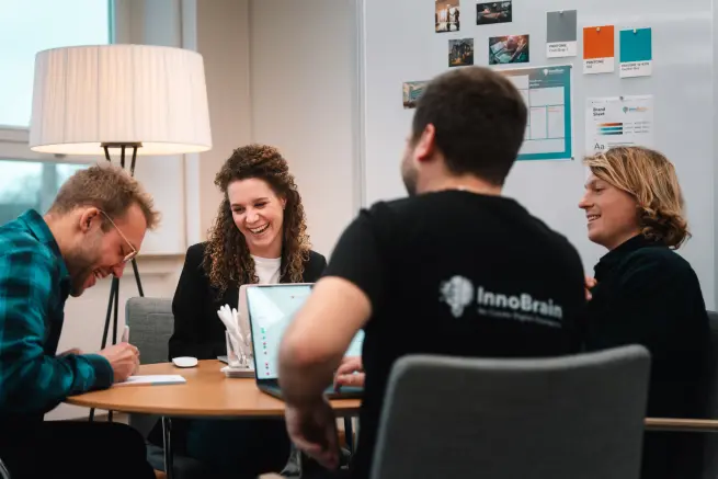 Das Team bei der Besprechung
