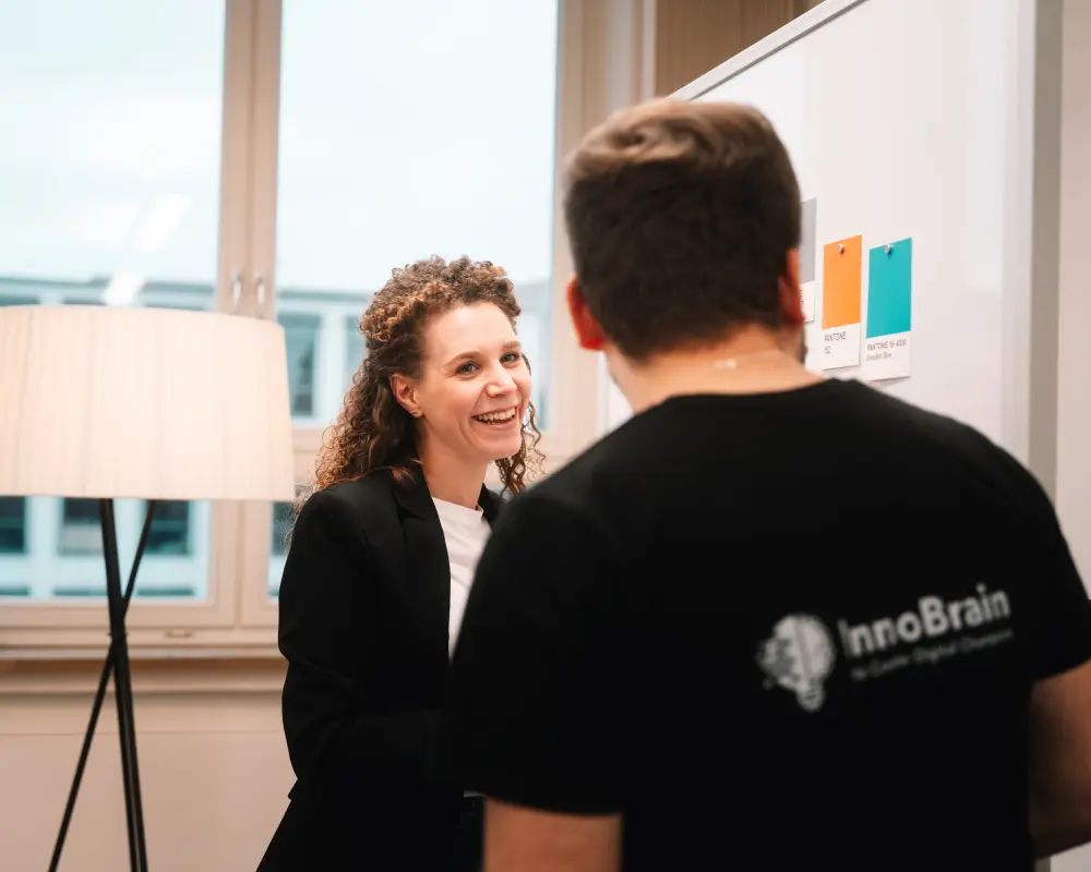 Lorena Tippelt in einer Besprechung