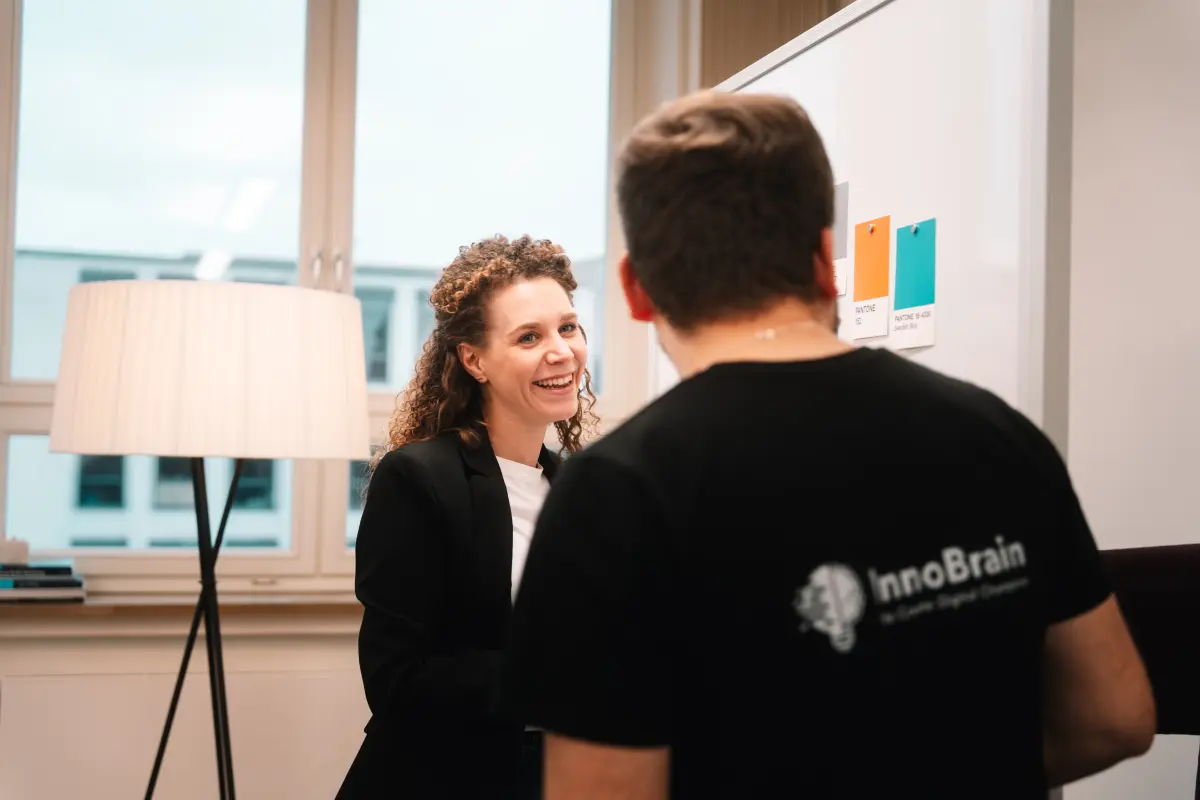 Lorena Tippelt in einer Besprechung