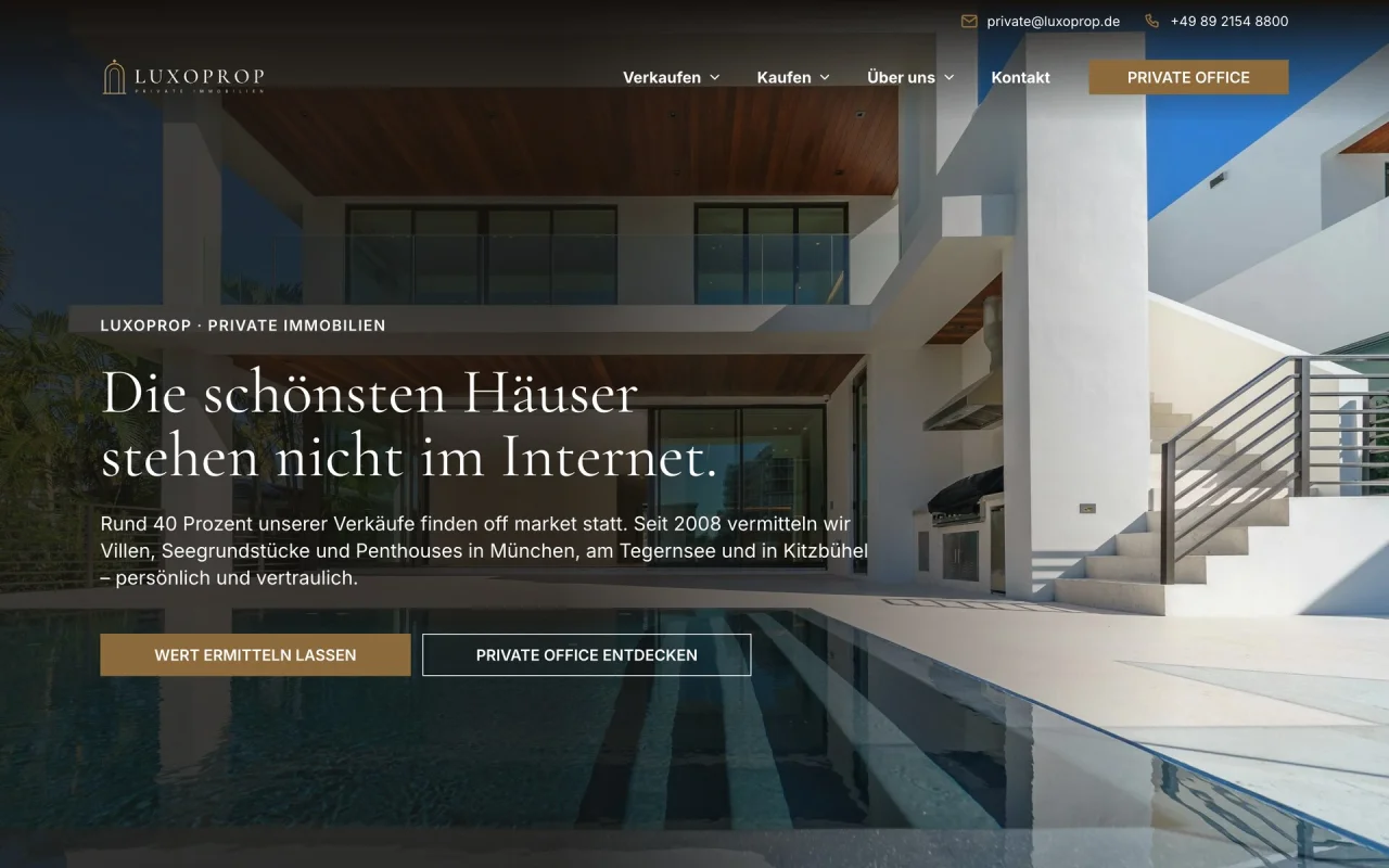 Startseite einer Profi-Maklerwebsite auf dem Laptop: großes Objektfoto mit Headline und zwei Buttons