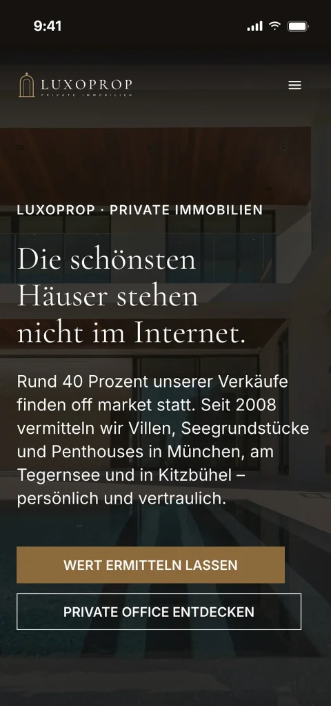 Dieselbe Maklerwebsite in der mobilen Ansicht auf dem Smartphone