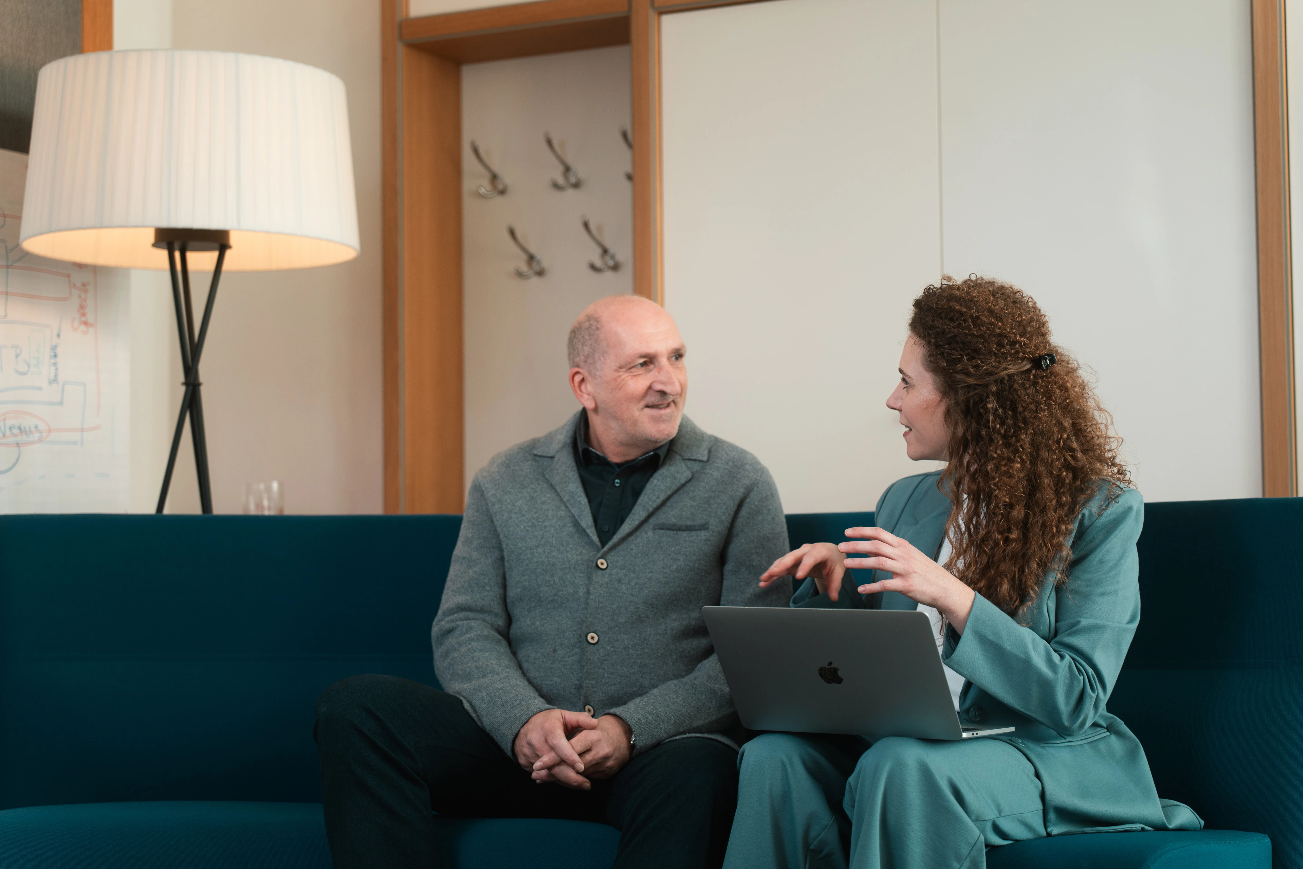 Lorena Tippelt mit einem Kunden. Lorena erklärt dem Kunden etwas. Mit ihrer Gestik verdeutlicht sie ihr Anliegen.