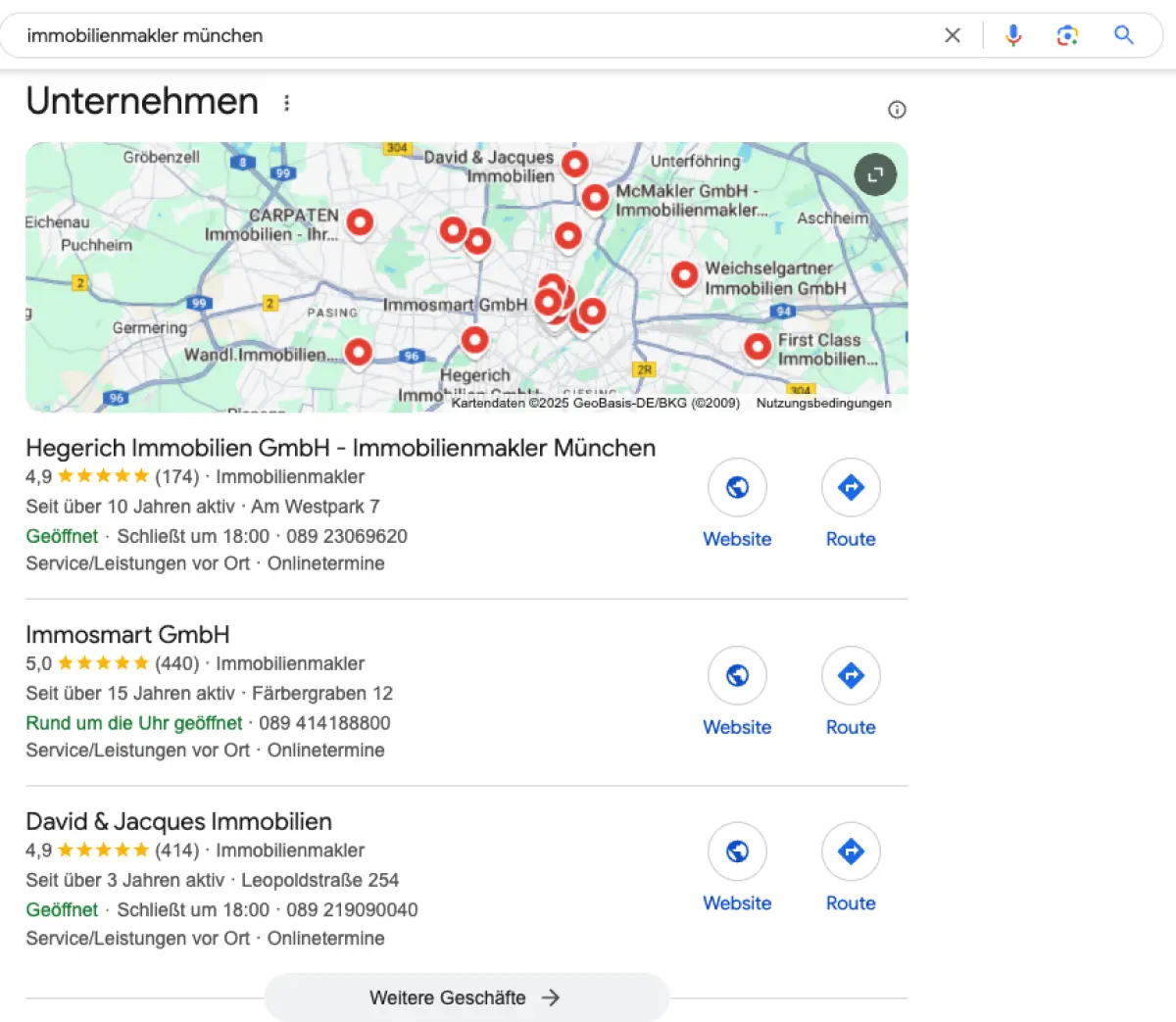 Ein Screenshot einer Google-Suche nach "Immobilienmakler München" mit einer Karte und mehreren Unternehmensprofilen. Die Karte zeigt zahlreiche Markierungen für Maklerbüros in München. Darunter werden drei Immobilienmakler aufgelistet jeweils mit Bewertungen, Adressen, Öffnungszeiten und Links zu ihren Websites. Dies veranschaulicht die Bedeutung von Google My Business für lokale SEO-Optimierung.