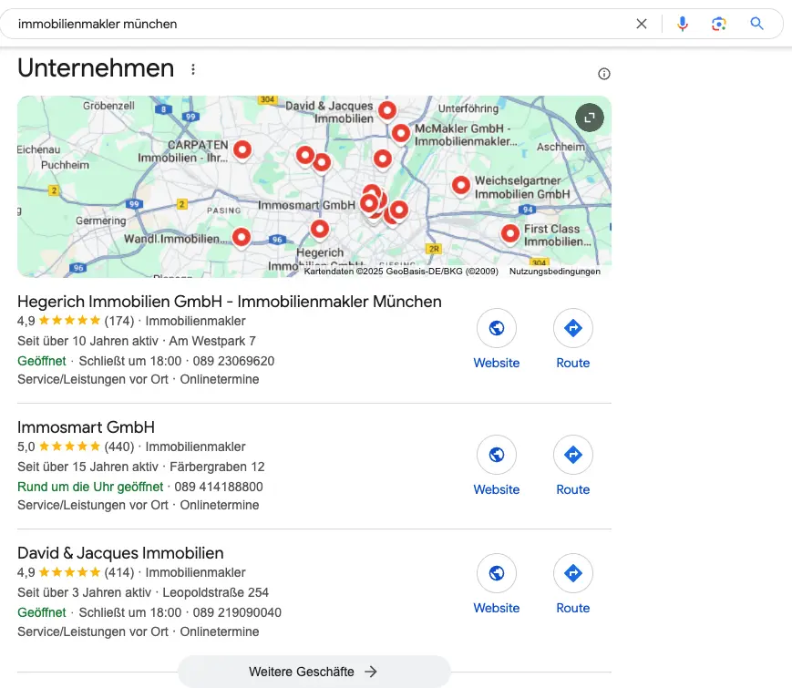 Ein Screenshot einer Google-Suche nach "Immobilienmakler München" mit einer Karte und mehreren Unternehmensprofilen. Die Karte zeigt zahlreiche Markierungen für Maklerbüros in München. Darunter werden drei Immobilienmakler aufgelistet jeweils mit Bewertungen, Adressen, Öffnungszeiten und Links zu ihren Websites. Dies veranschaulicht die Bedeutung von Google My Business für lokale SEO-Optimierung.