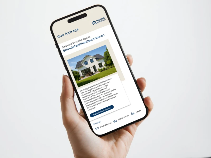 Hand hält Smartphone mit Immobilienangebot: ‚Stilvolle Familienvilla im Grünen‘ mit Hausfoto, Button ‚Exposé herunterladen‘ und Feature-Icons.