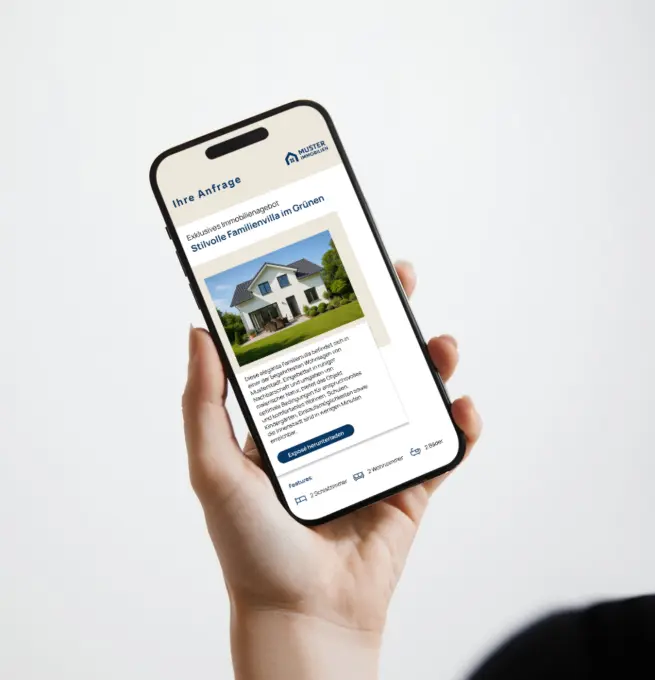 Hand hält Smartphone mit Immobilienangebot: ‚Stilvolle Familienvilla im Grünen‘ mit Hausfoto, Button ‚Exposé herunterladen‘ und Feature-Icons.