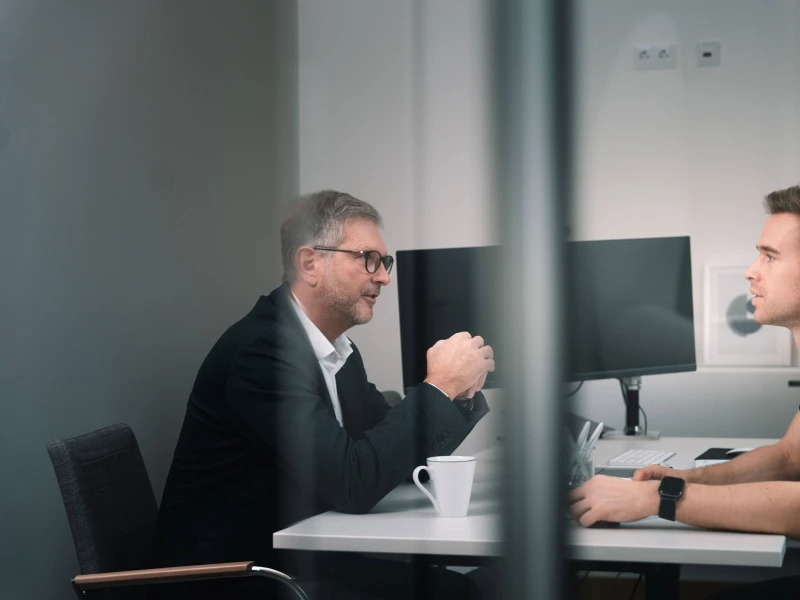 Florian Imgrund in einer Besprechung mit der VR Immoservice GmbH