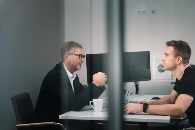 Florian Imgrund in einer Besprechung mit der VR Immoservice GmbH