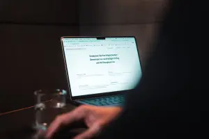 Laptop mit einer Innobrain Webseite