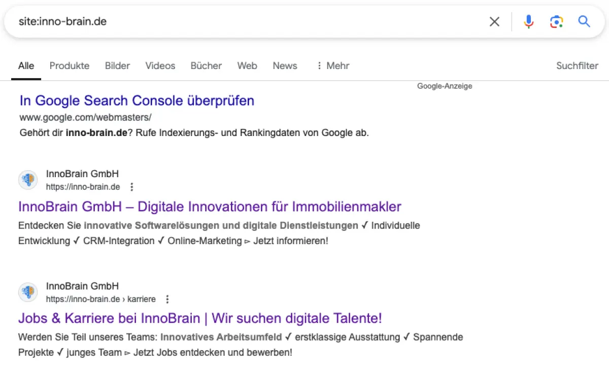 Ein Screenshot einer Google-Suche mit der „site:“-Abfrage für die Domain „inno-brain.de“. Die Ergebnisse zeigen zwei indexierte Seiten der InnoBrain GmbH: die Startseite und eine Karriereseite. Darüber wird eine Google-Anzeige zur Überprüfung der Indexierung in der Google Search Console angezeigt. Dies veranschaulicht die Methode zur Prüfung der Website-Indexierung in Google.