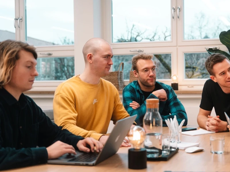 Das Team der InnoBrain bei der Besprechung Ihres nächsten Coups