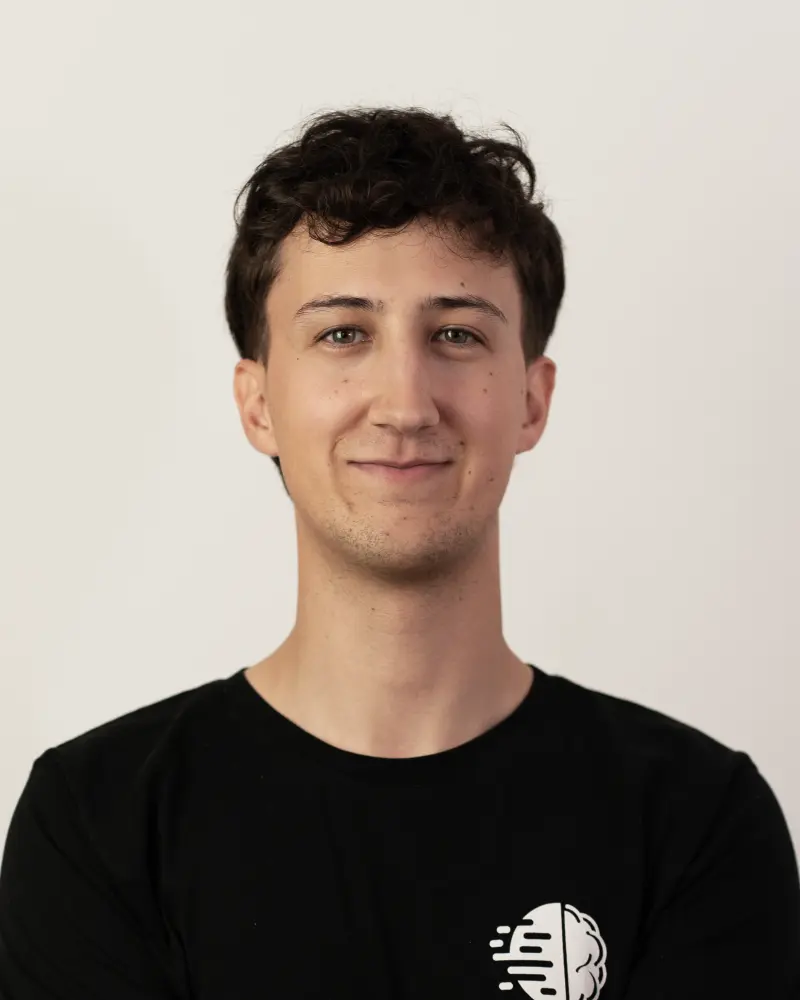 Auf dem Bild ist Tobias Reuß zu sehen. Er trägt ein schwarzes T-Shirt mit dem InnoBrain Logo.