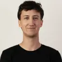 Auf dem Bild ist Tobias Reuß zu sehen. Er trägt ein schwarzes T-Shirt mit dem InnoBrain Logo.