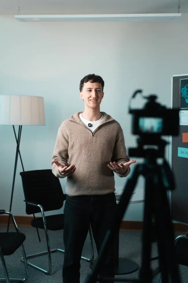 Tobias Reuß steht vor einer Kamera