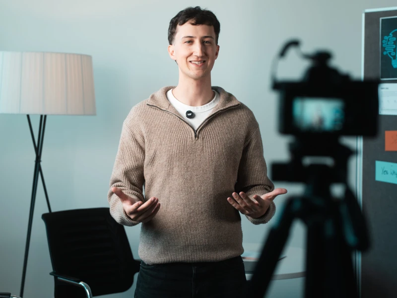 Tobias Reuß steht vor einer Kamera